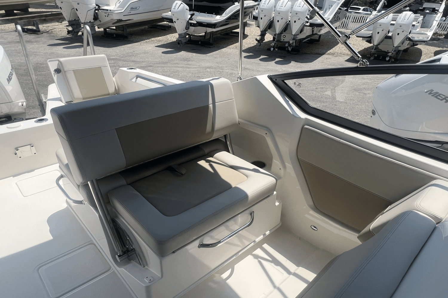 2024 Boston Whaler 210 Vantage Image Thumbnail #10