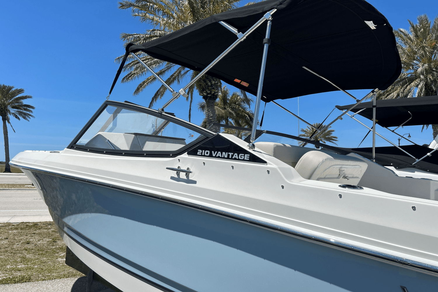 Thumbnail 3 for 2024 Boston Whaler 210 Vantage