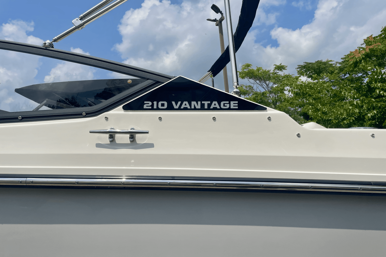 2024 Boston Whaler 210 Vantage Image Thumbnail #2