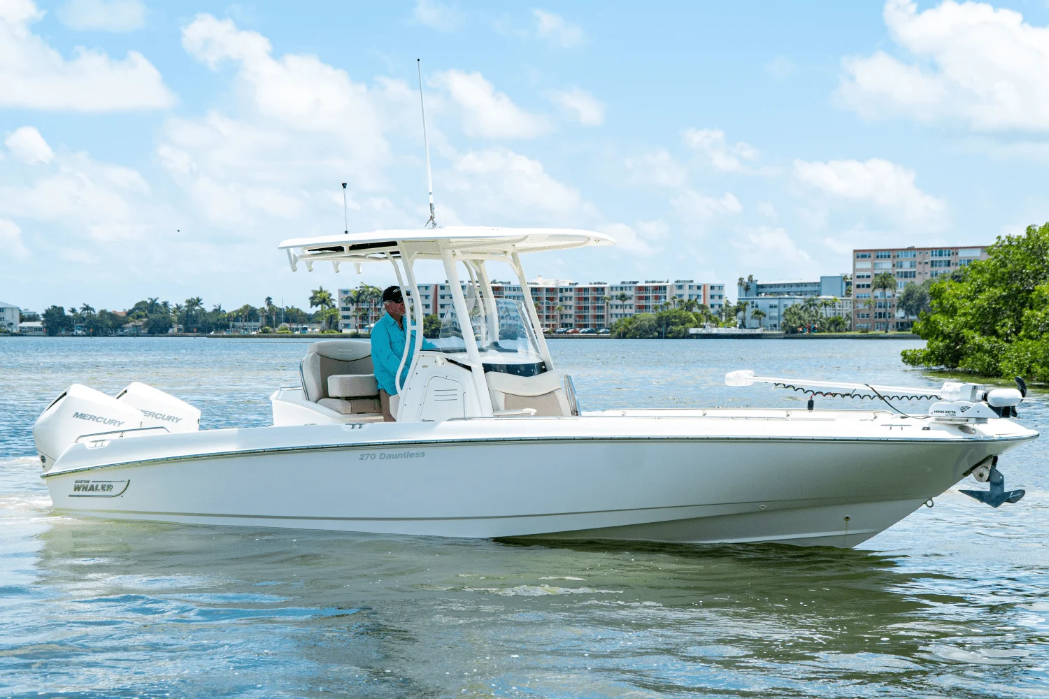 2020 Boston Whaler 270 DAUNTLESS MarineMax St. Petersburg