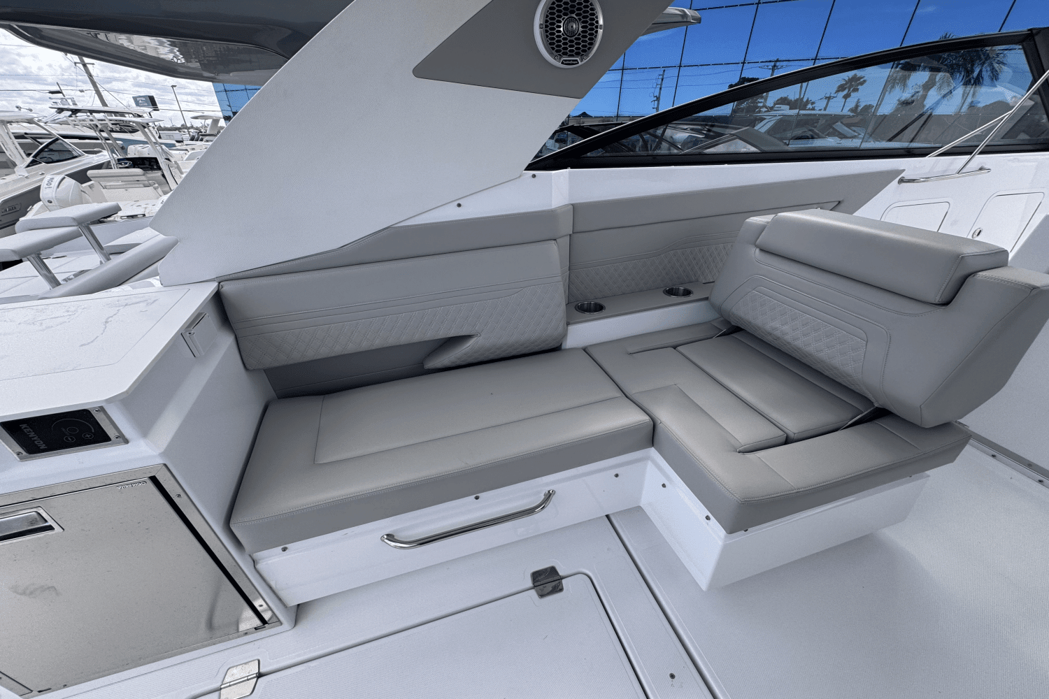 2024 Cruisers Yachts 34 GLS Outboard Image Thumbnail #6