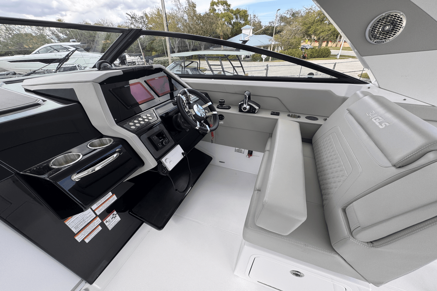 2024 Cruisers Yachts 34 GLS Outboard Image Thumbnail #12