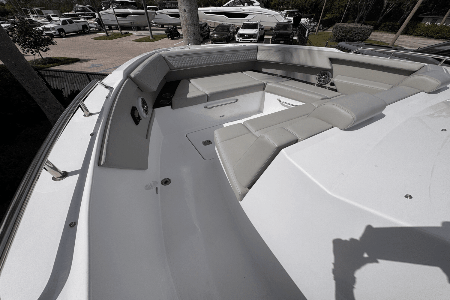 2024 Cruisers Yachts 34 GLS Outboard Image Thumbnail #16