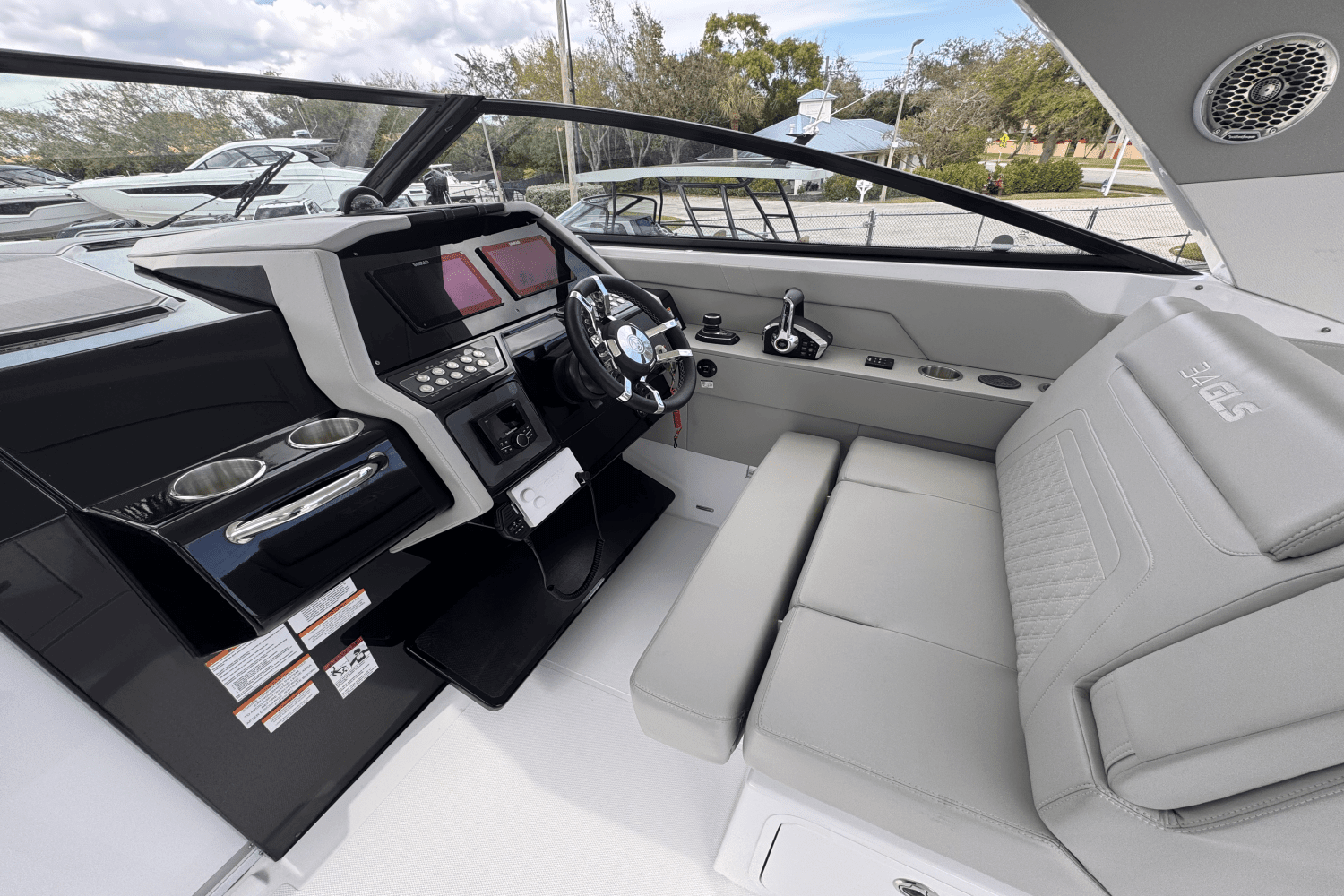 2024 Cruisers Yachts 34 GLS Outboard Image Thumbnail #13