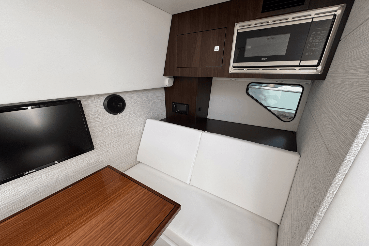 2024 Cruisers Yachts 34 GLS Outboard Image Thumbnail #21