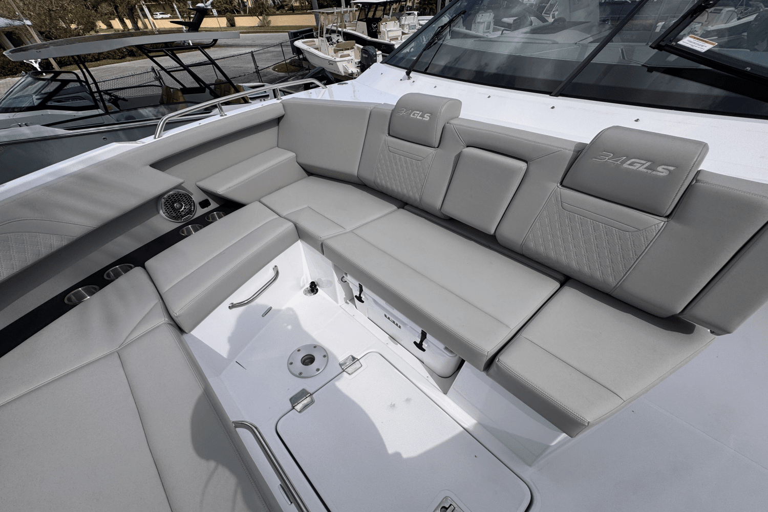 2024 Cruisers Yachts 34 GLS Outboard Image Thumbnail #17