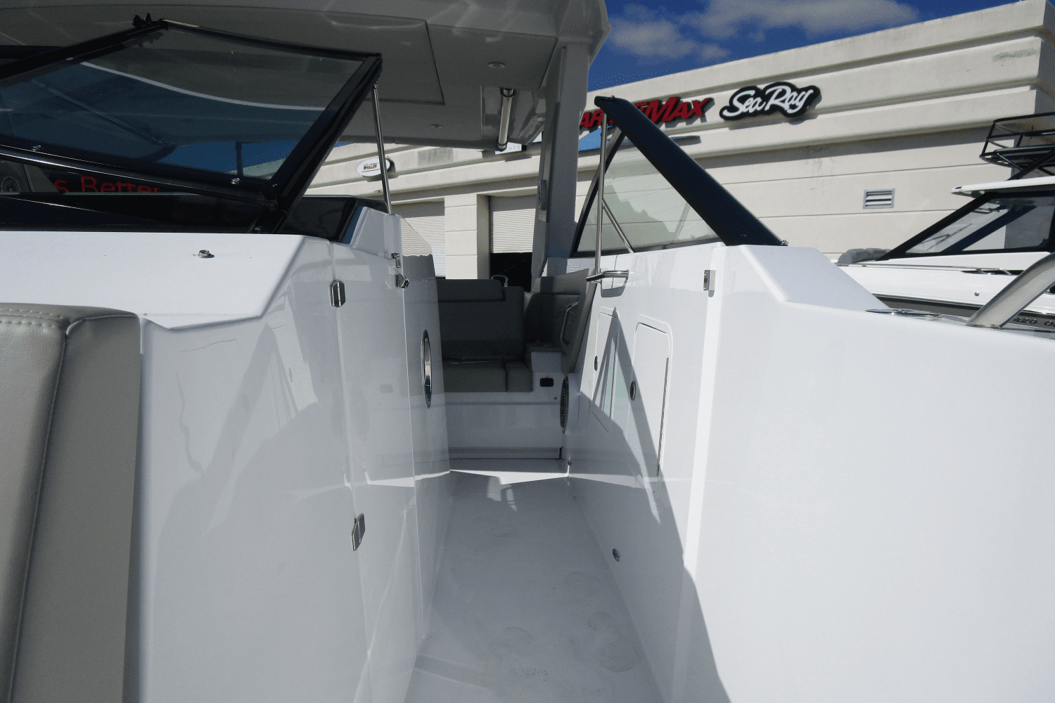 2024 Cruisers Yachts 34 GLS Outboard Image Thumbnail #4