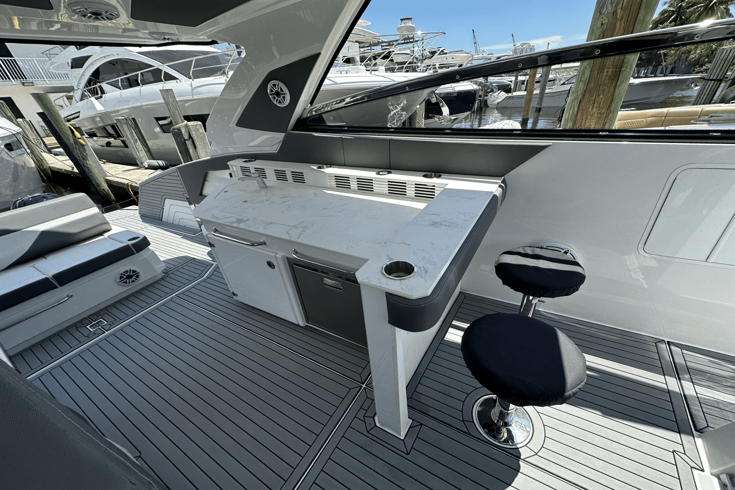 2021 Cruisers Yachts 42 GLS Outboard Image Thumbnail #9