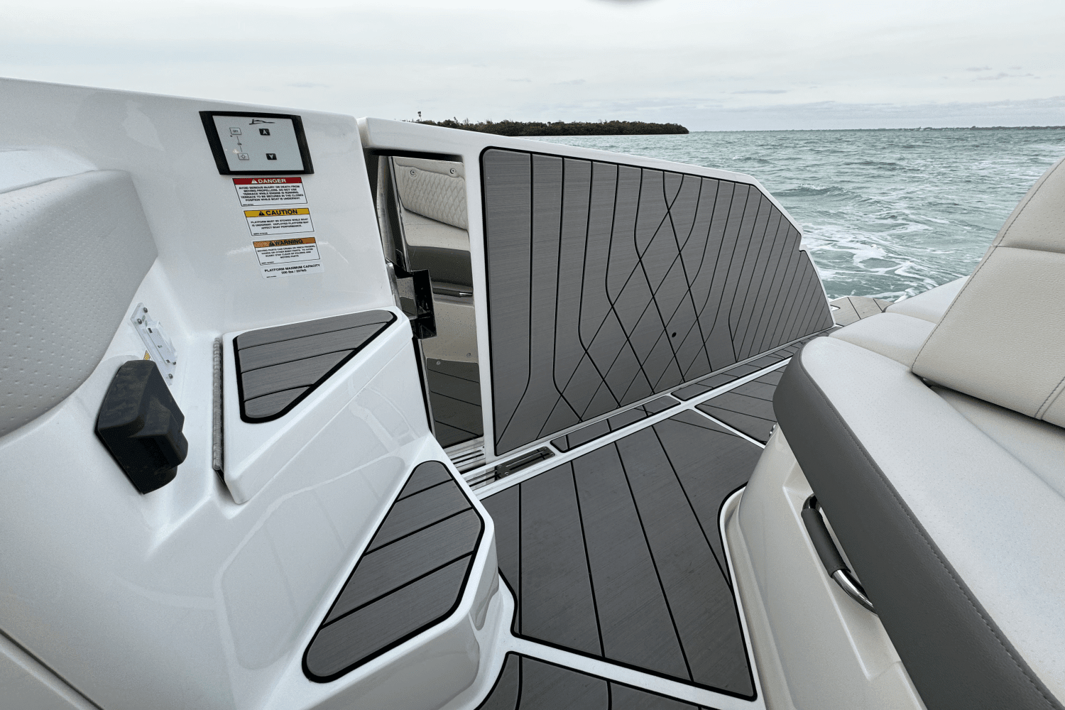 2024 Sea Ray
                                                             400 SLX Outboard Image Thumbnail #12