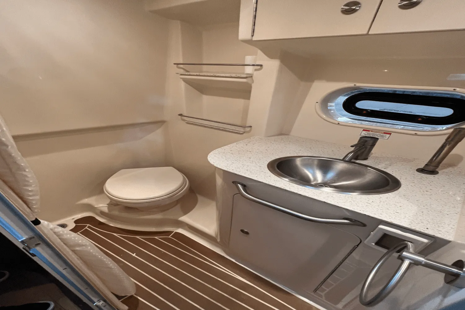 2016 Sea Ray 330 SUNDANCER Image Thumbnail #38
