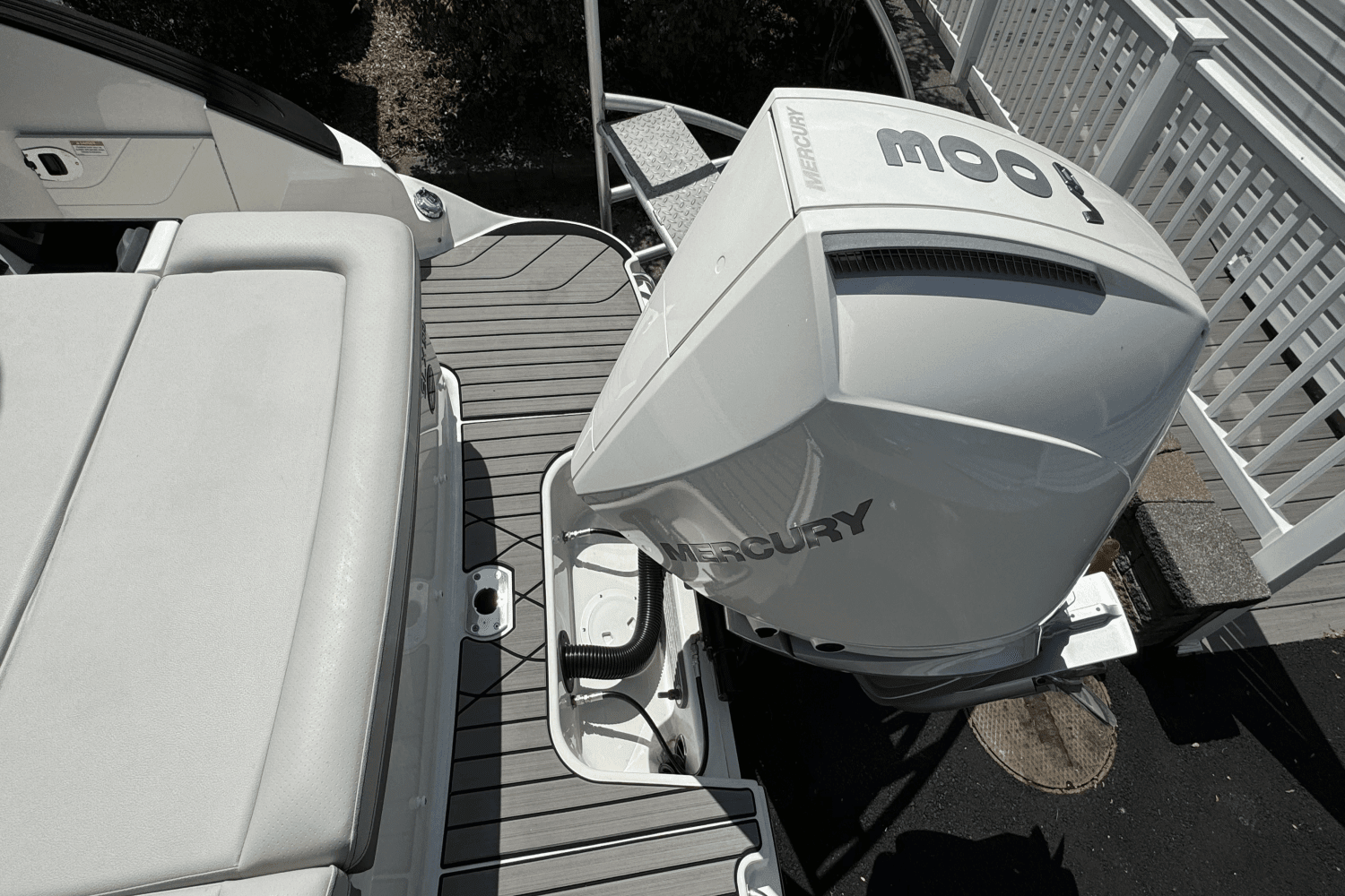 Thumbnail 3 for 2024 Sea Ray SLX 260 Outboard