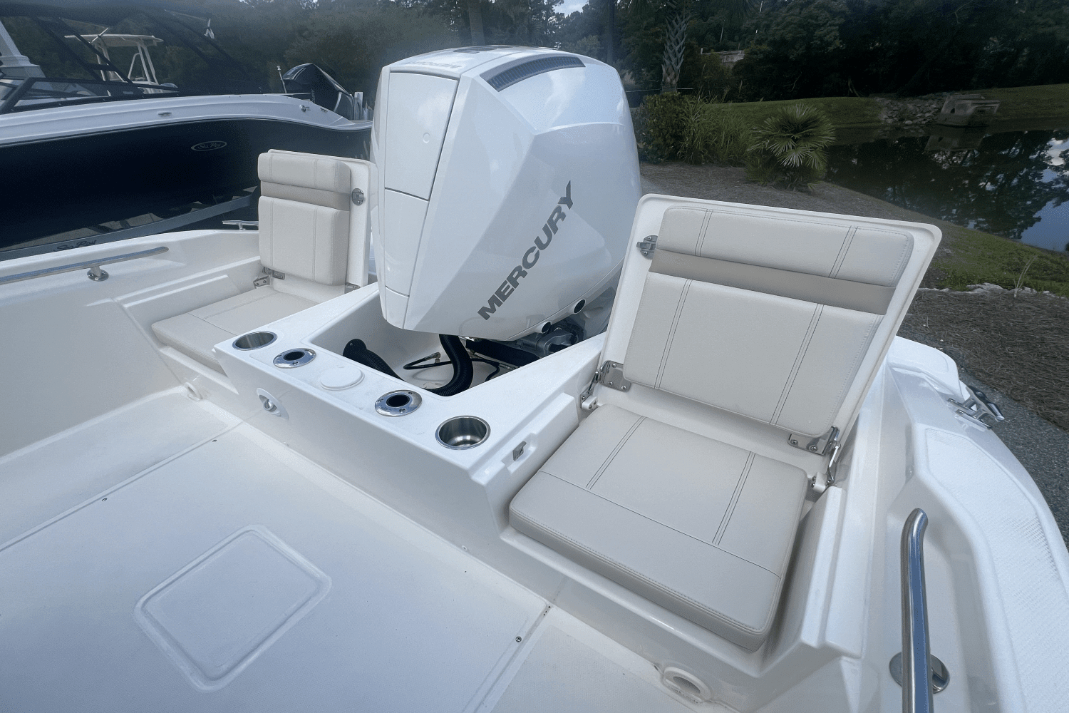 2025 Boston Whaler 220 Dauntless Image Thumbnail #4