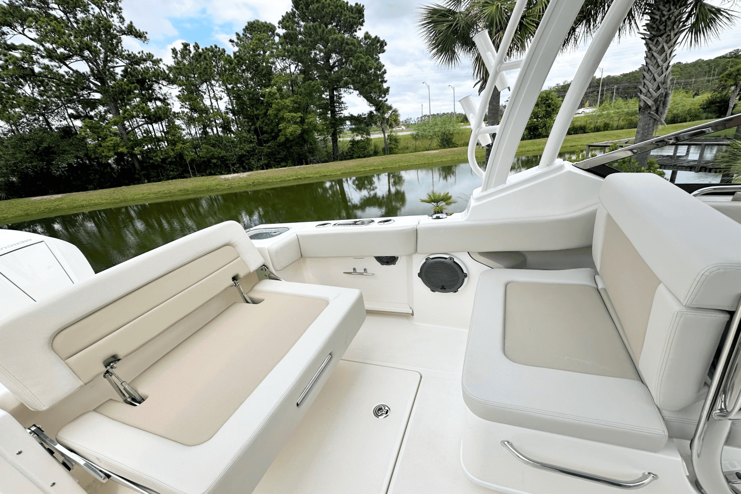 2025 Boston Whaler 240 Vantage Image Thumbnail #10