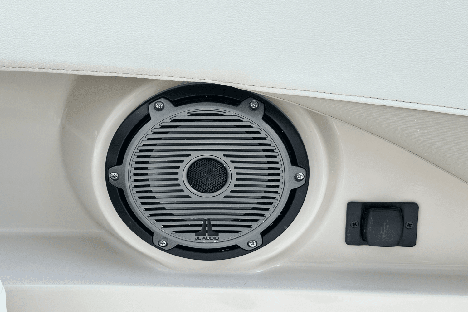 2025 Boston Whaler 240 Vantage Image Thumbnail #13