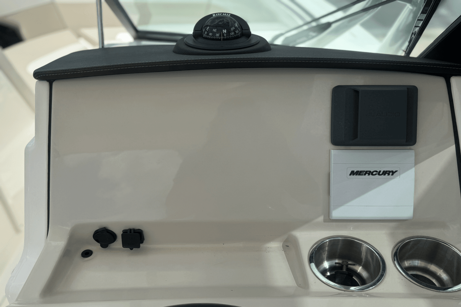2025 Boston Whaler 240 Vantage Image Thumbnail #12