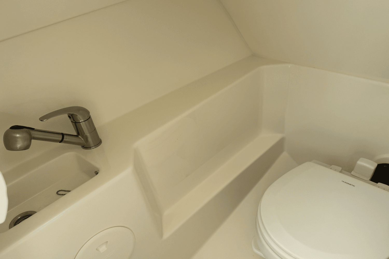 2025 Boston Whaler 240 Vantage Image Thumbnail #18