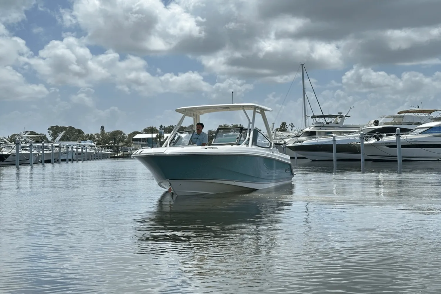 2025 Boston Whaler 240 Vantage Image Thumbnail #1