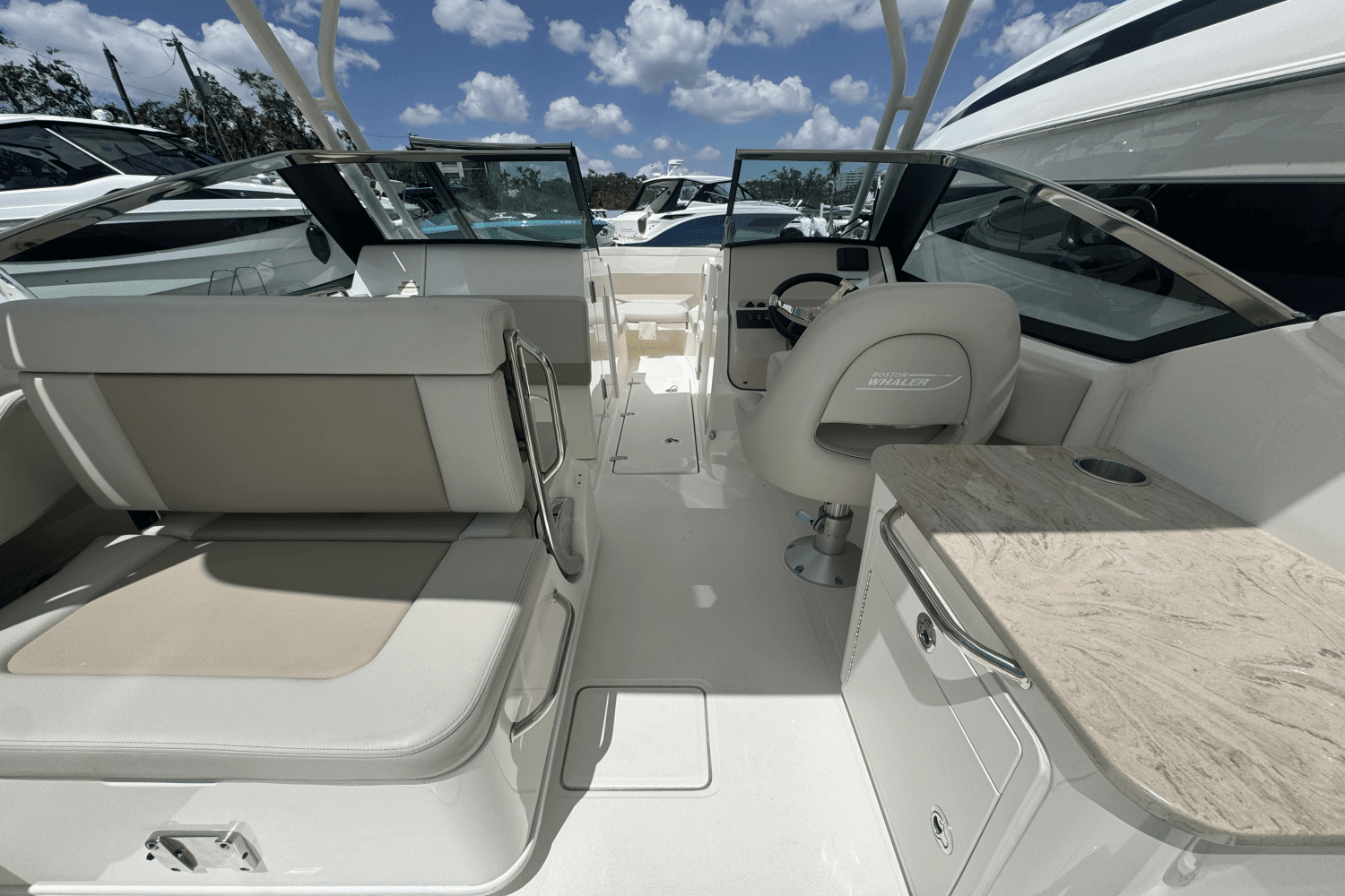 2025 Boston Whaler 240 Vantage Image Thumbnail #6