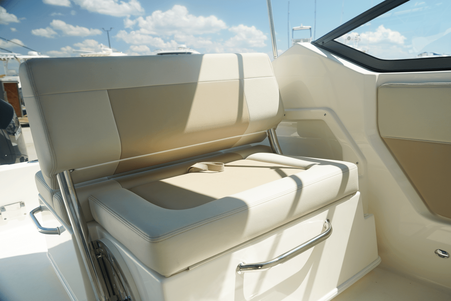 2024 Boston Whaler 210 Vantage Image Thumbnail #15