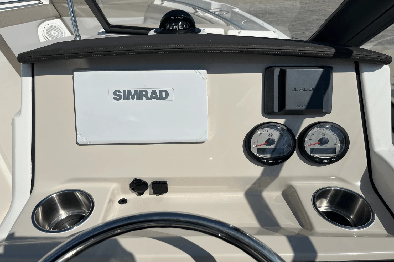 2025 Boston Whaler 210 Vantage Image Thumbnail #17