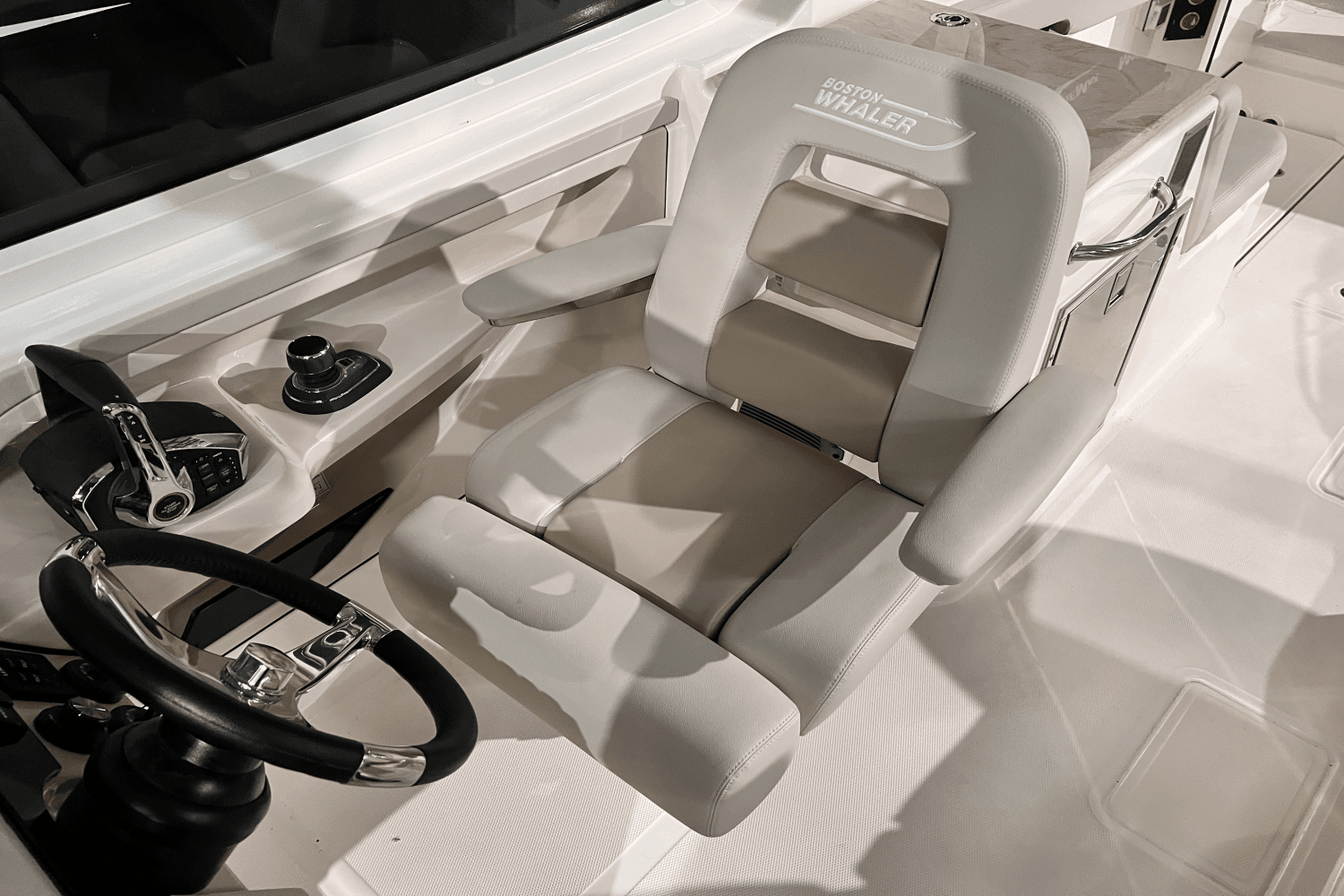 2025 Boston Whaler 280 Vantage Image Thumbnail #17