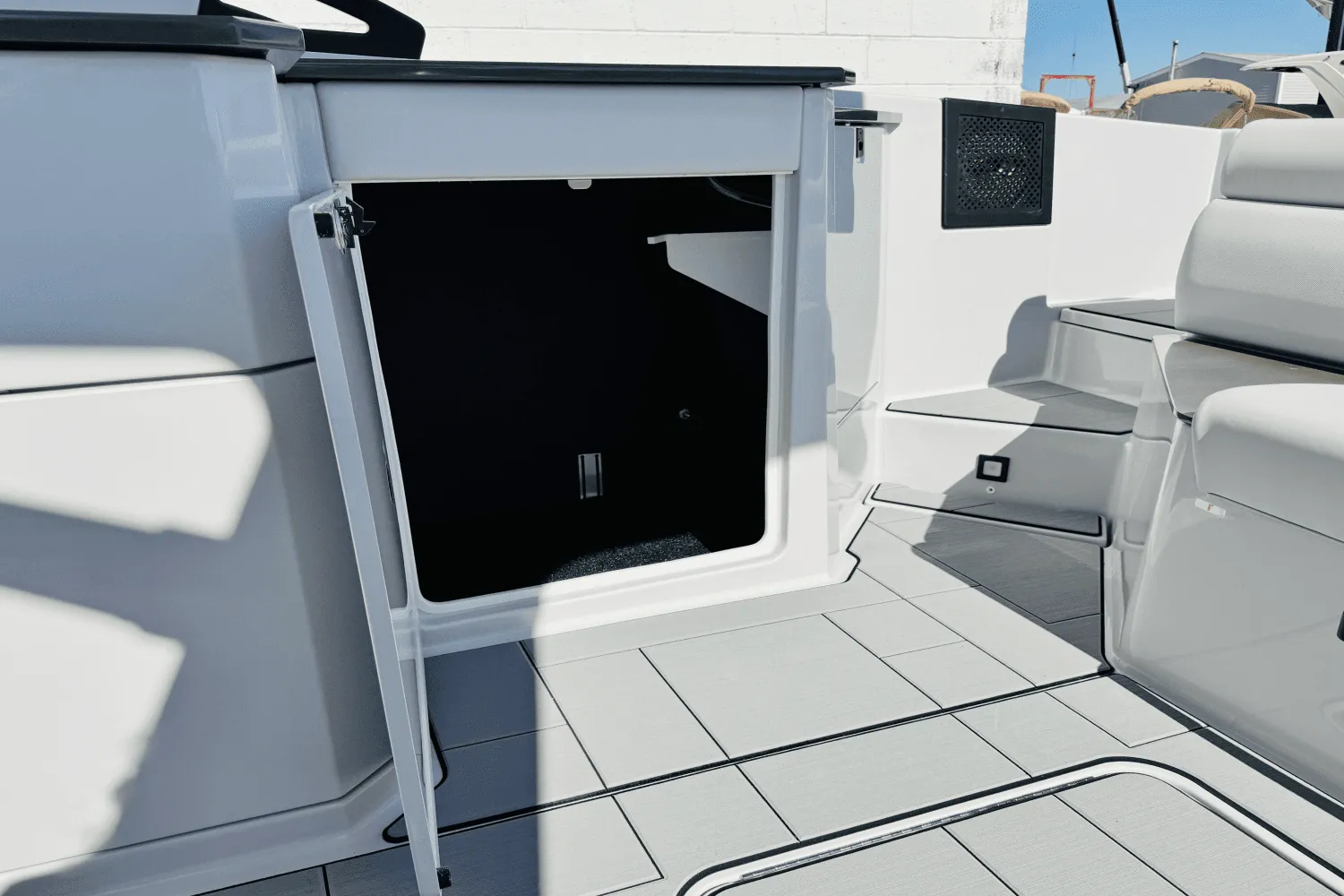 2024 Aviara AV32 Outboard Image Thumbnail #44