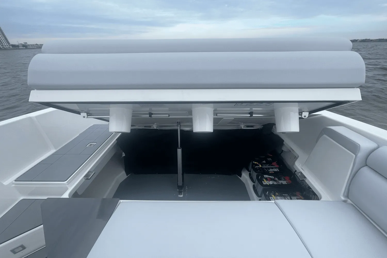 2024 Aviara AV32 Outboard Image Thumbnail #13