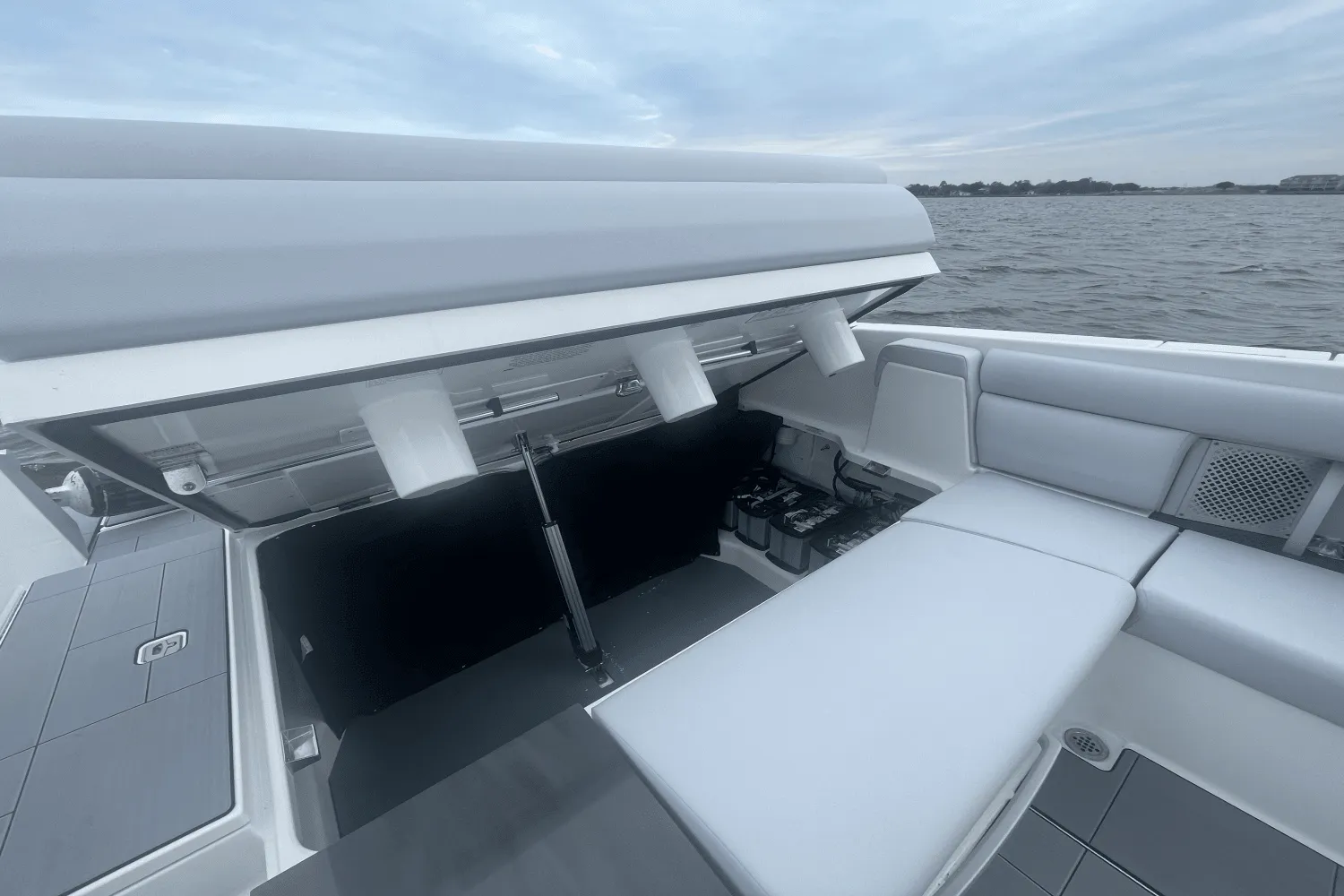 2024 Aviara AV32 Outboard Image Thumbnail #14