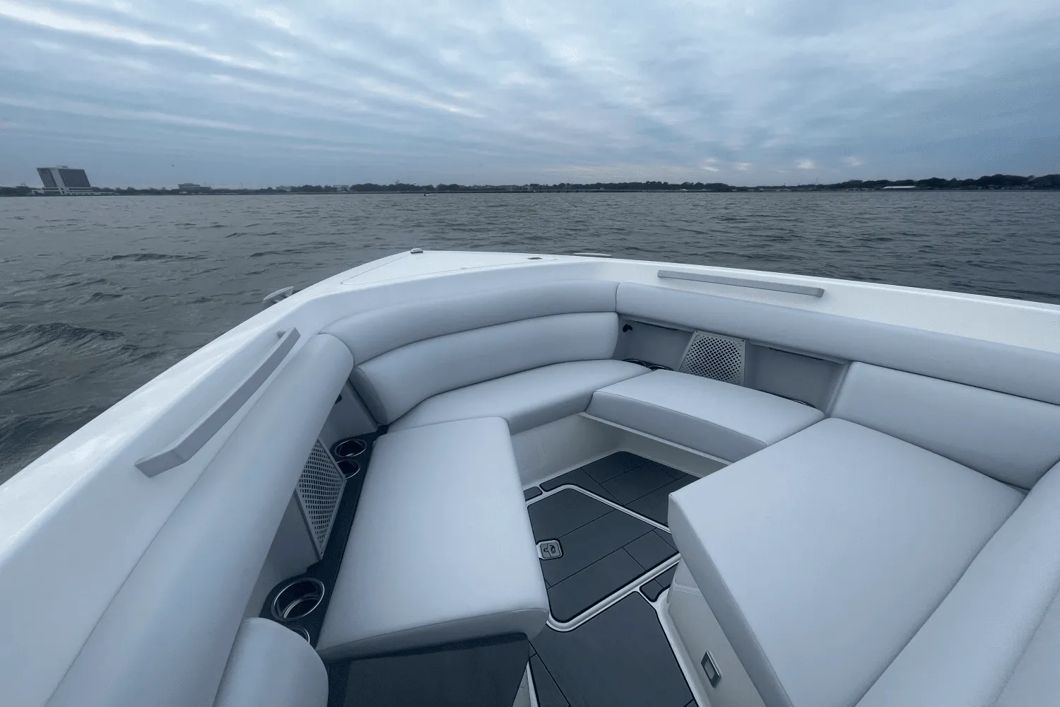 2024 Aviara AV32 Outboard Image Thumbnail #2