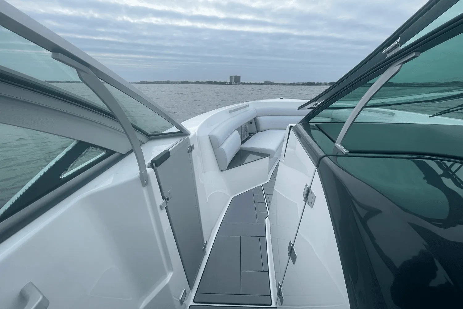 2024 Aviara AV32 Outboard Image Thumbnail #9