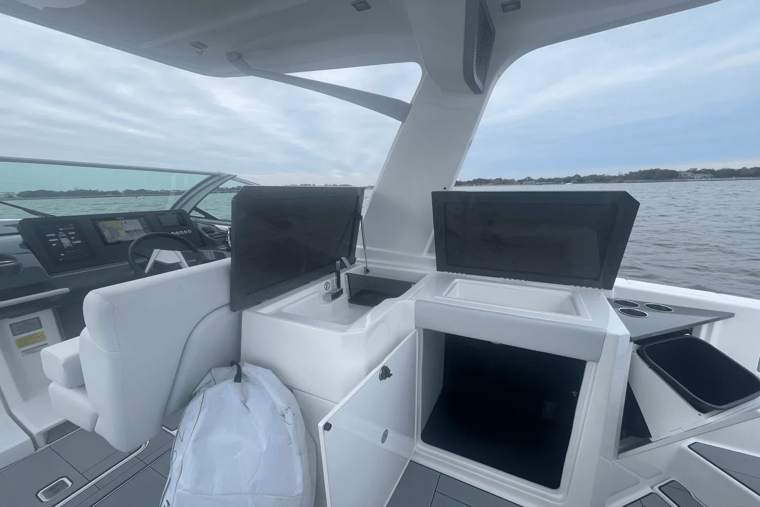 2024 Aviara AV32 Outboard Image Thumbnail #4