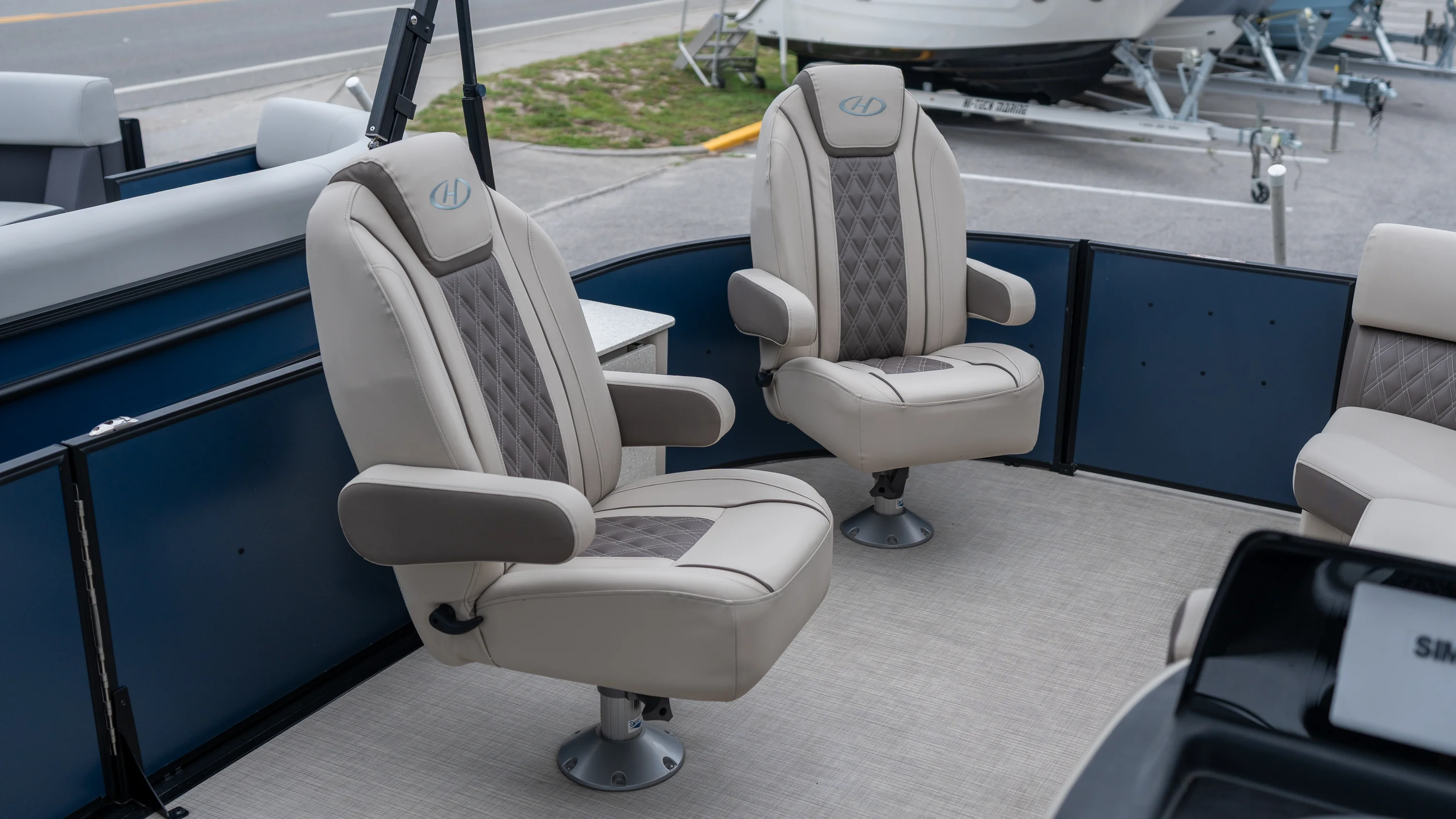 2024 Harris Sunliner 230 Image Thumbnail #5