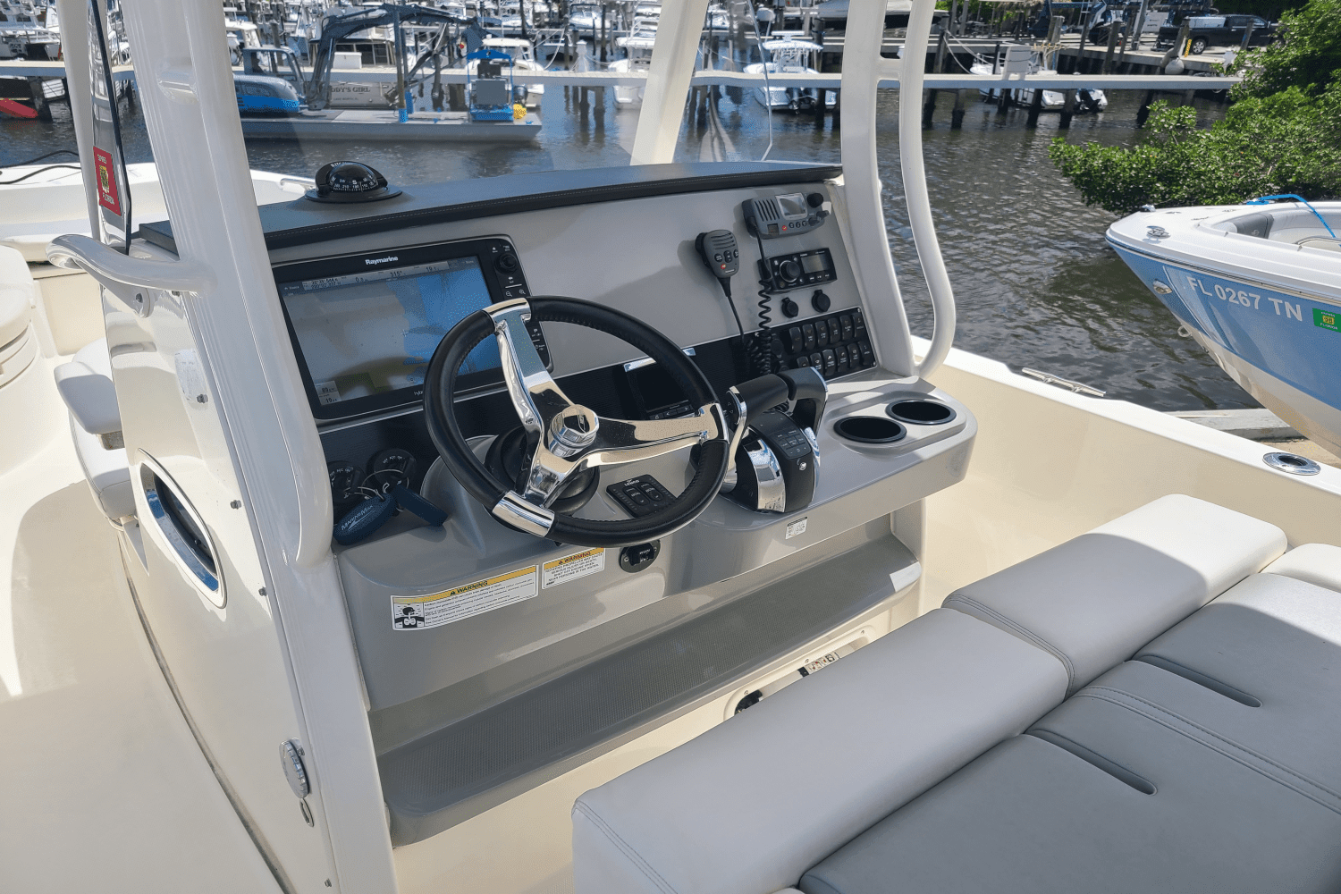 2015 Boston Whaler 270 DAUNTLESS Image Thumbnail #7