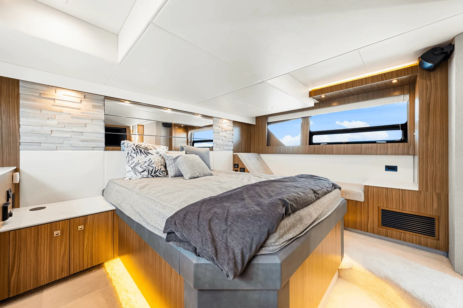 2024 Cruisers Yachts 50 Cantius Image Thumbnail #30