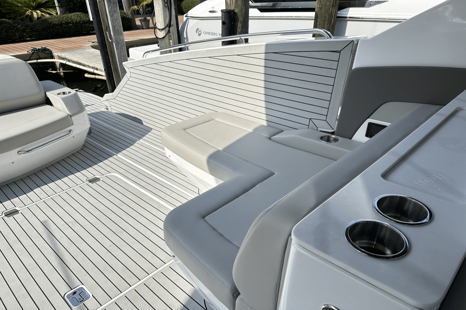 2024 Cruisers Yachts 50 GLS Outboard Image Thumbnail #12