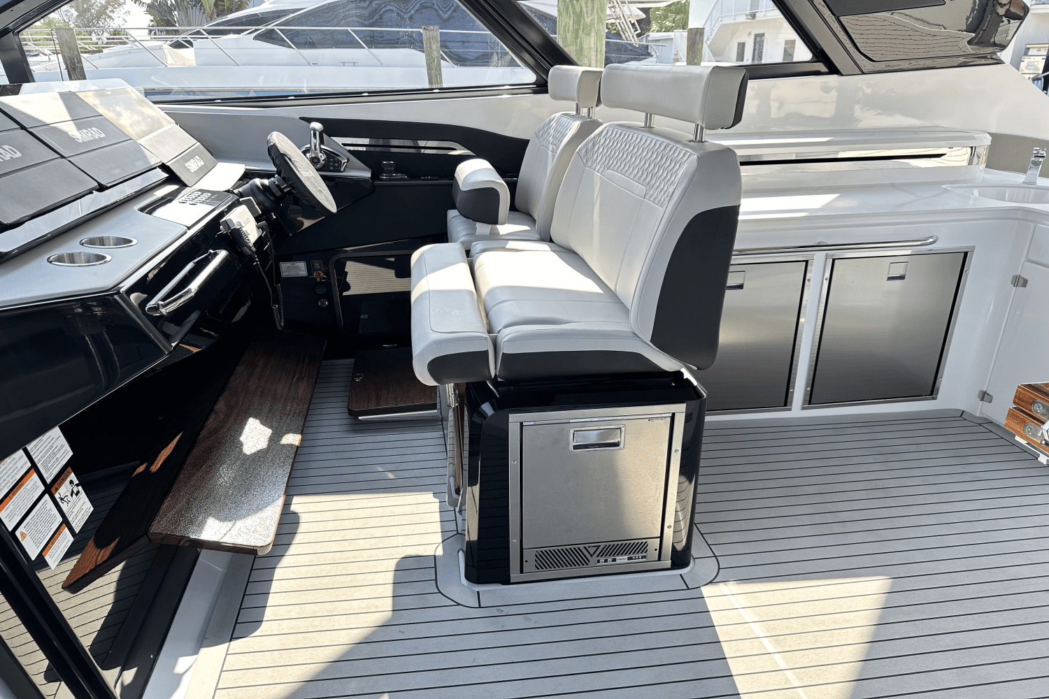 2024 Cruisers Yachts 50 GLS Outboard Image Thumbnail #16