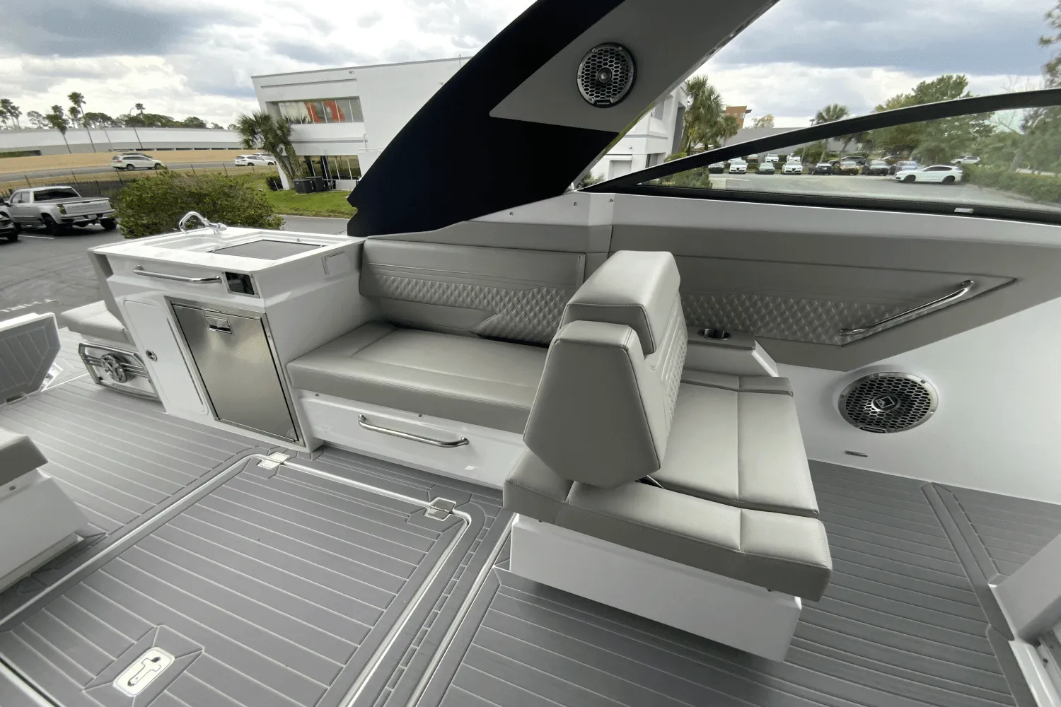 2024 Cruisers Yachts 34 GLS Outboard Image Thumbnail #20