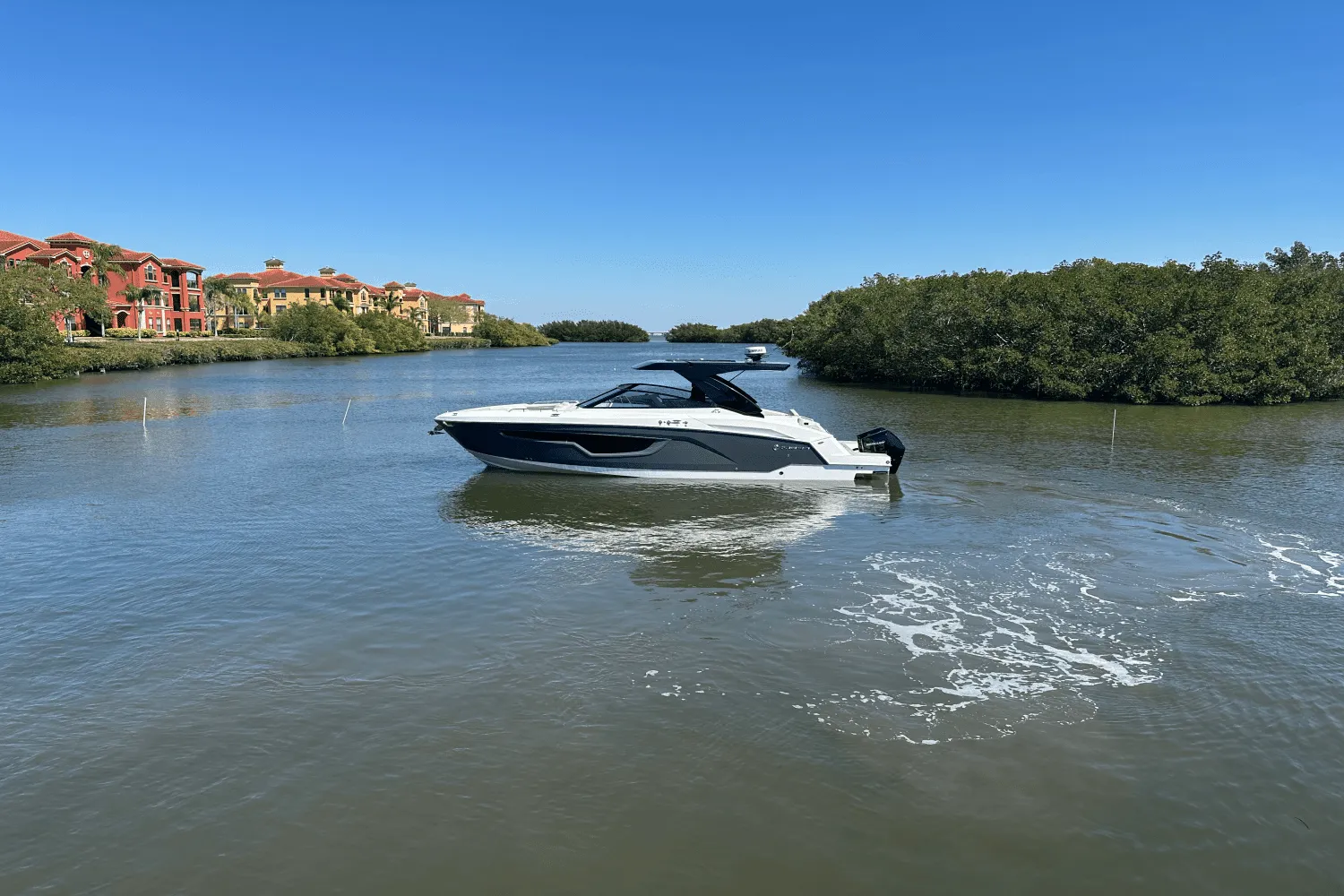 2024 Cruisers Yachts 34 GLS Outboard Image Thumbnail #9