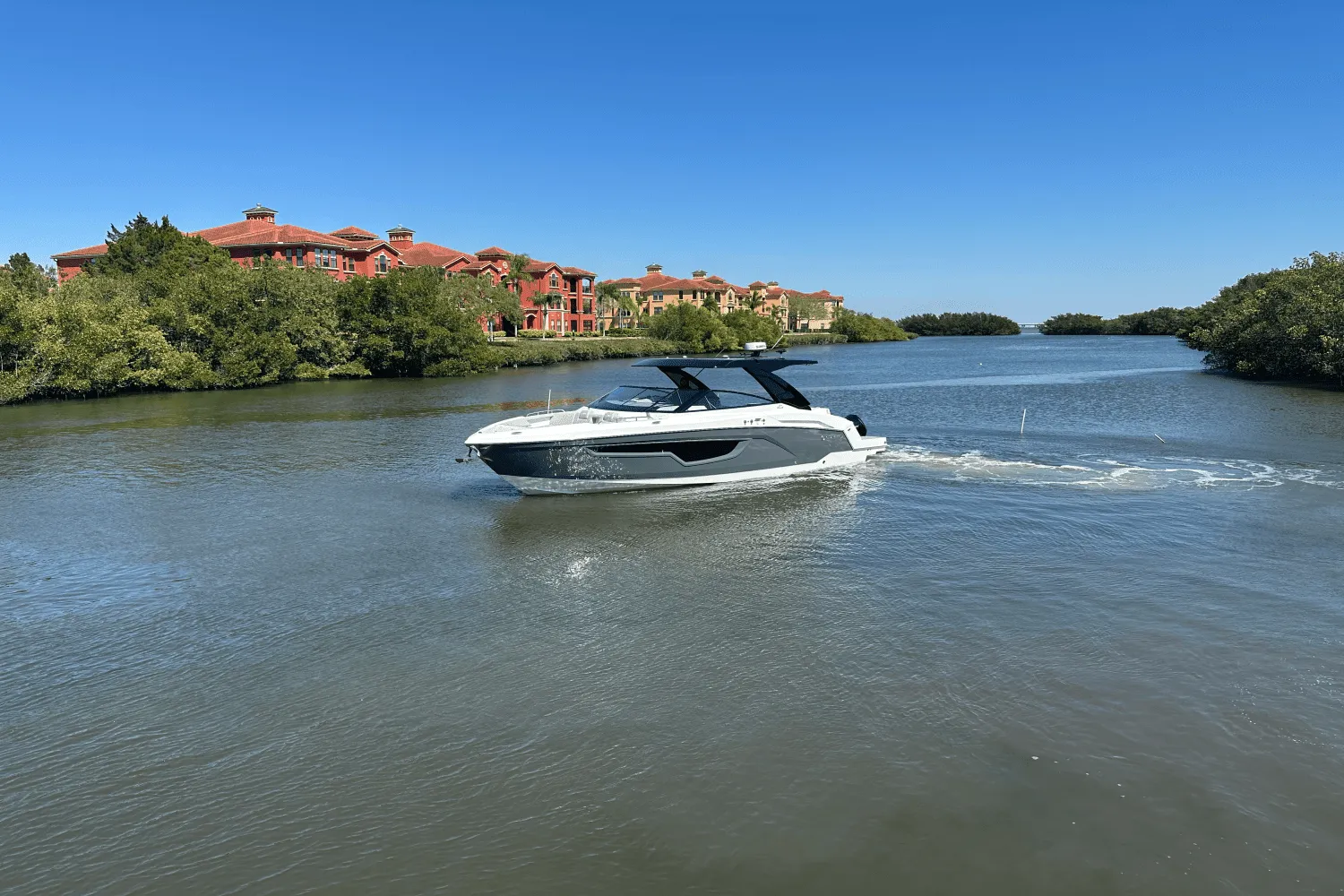 2024 Cruisers Yachts 34 GLS Outboard Image Thumbnail #10