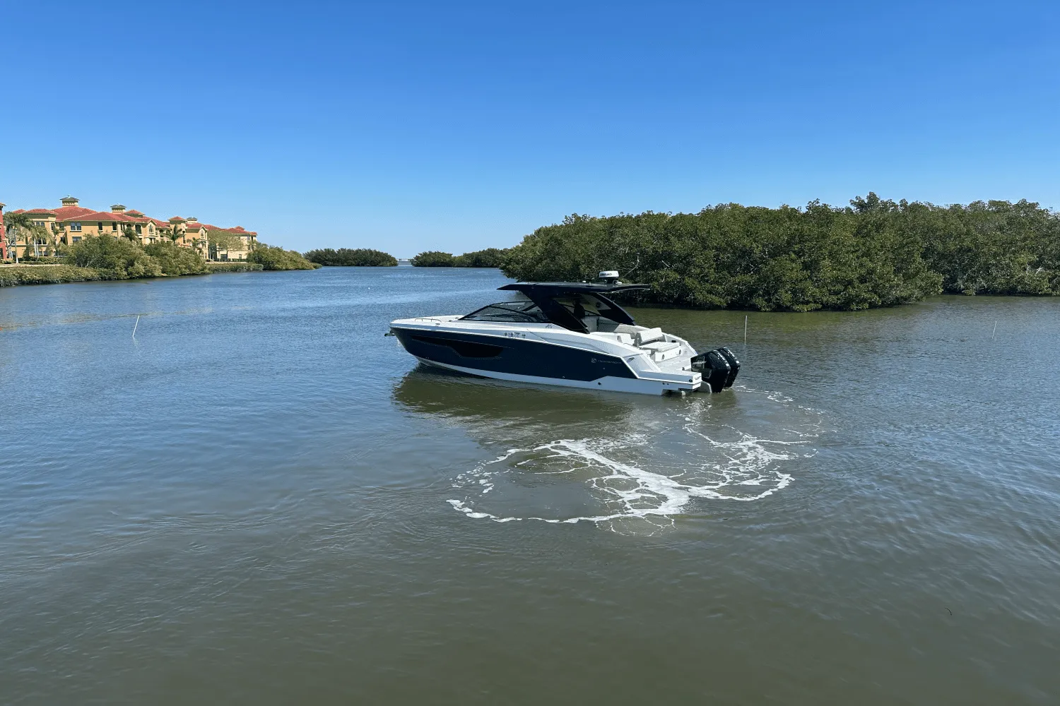 2024 Cruisers Yachts 34 GLS Outboard Image Thumbnail #7