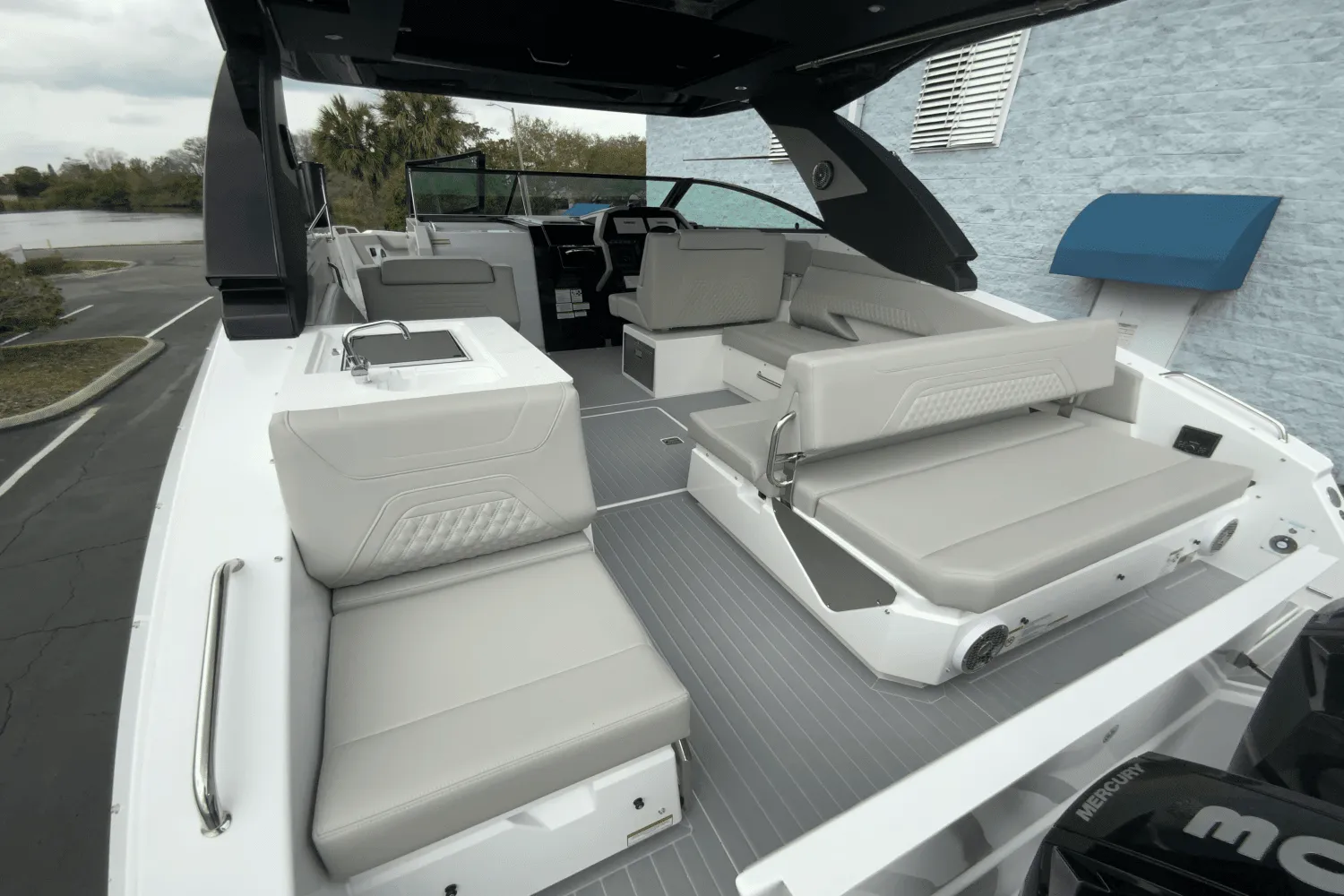 2024 Cruisers Yachts 34 GLS Outboard Image Thumbnail #18