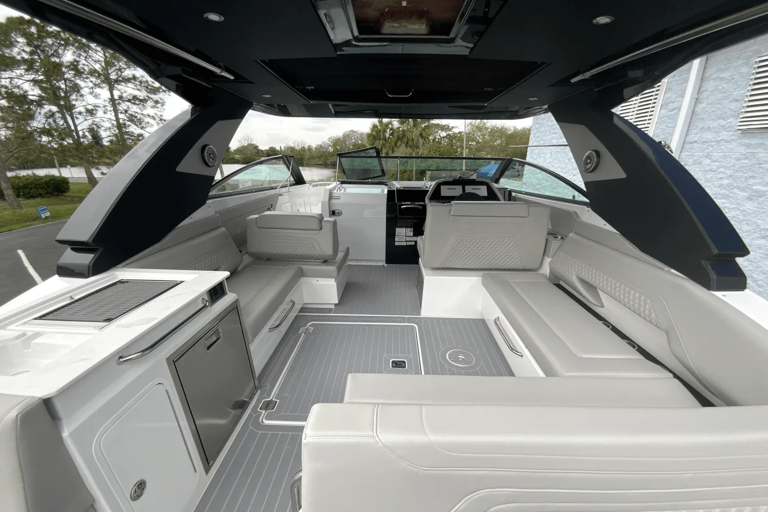 2024 Cruisers Yachts 34 GLS Outboard Image Thumbnail #17