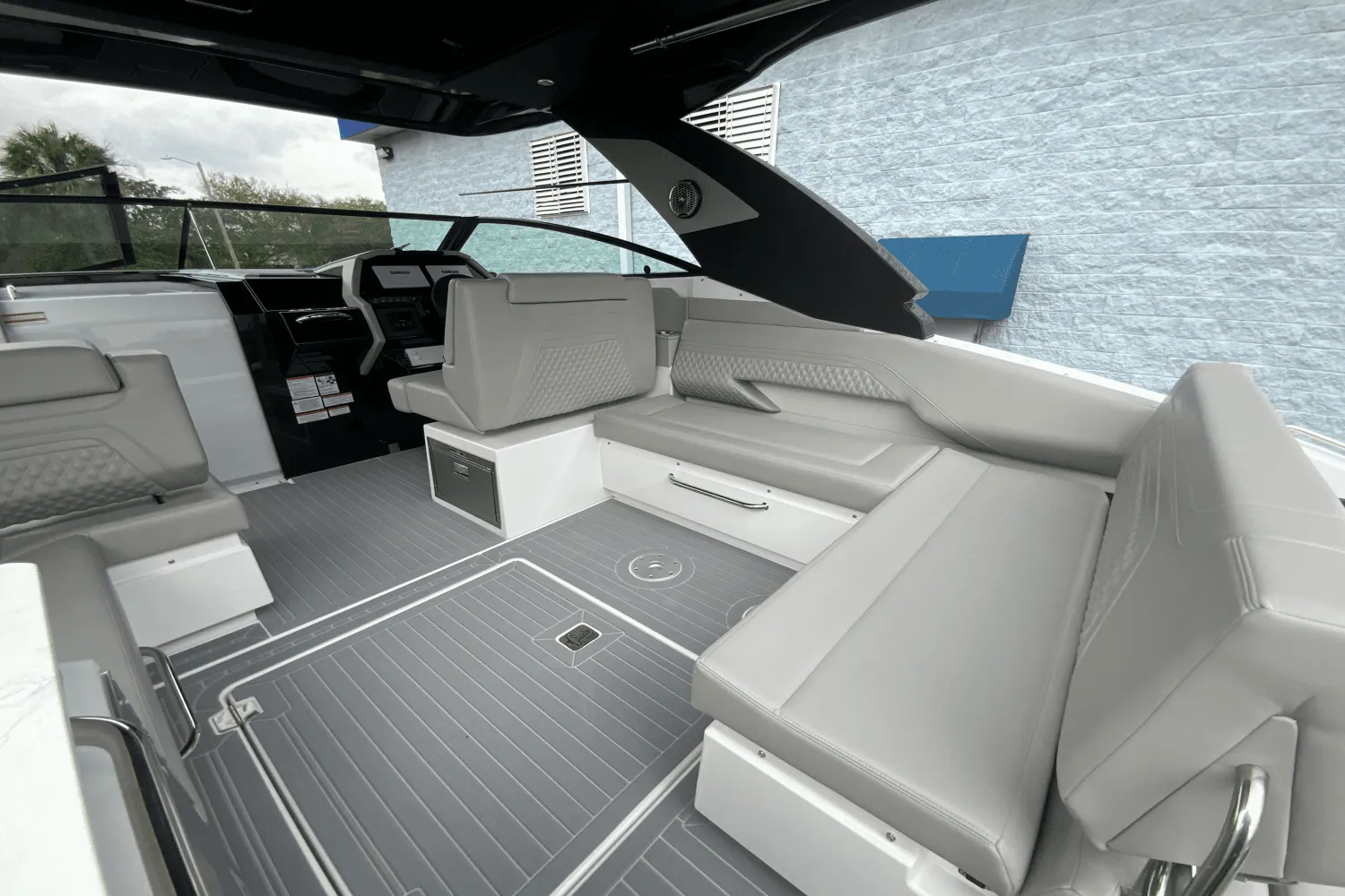 2024 Cruisers Yachts 34 GLS Outboard Image Thumbnail #12