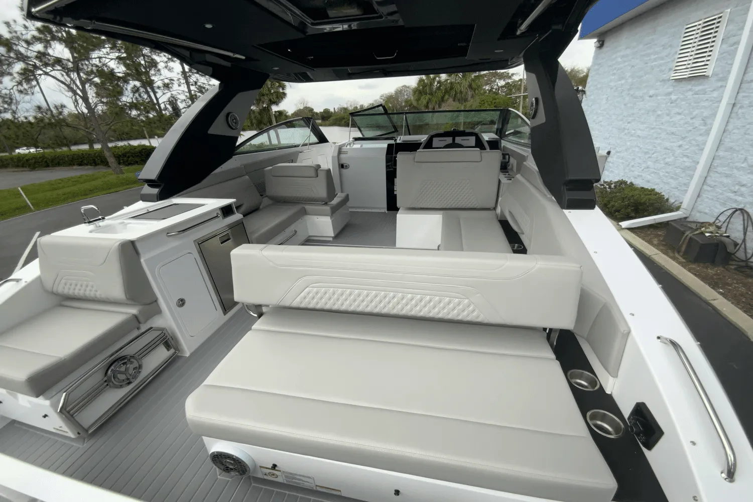 2024 Cruisers Yachts 34 GLS Outboard Image Thumbnail #13
