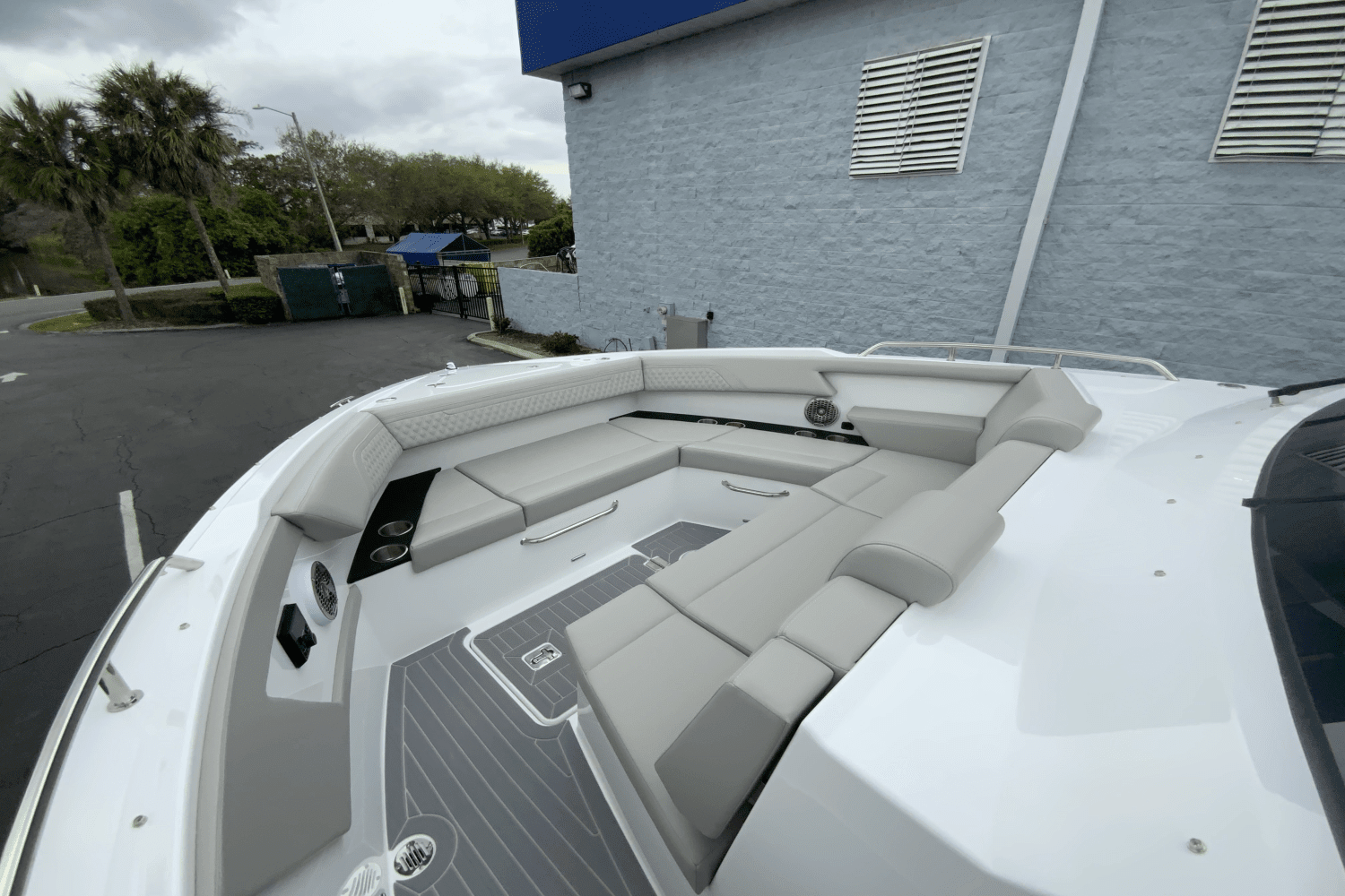 2024 Cruisers Yachts 34 GLS Outboard Image Thumbnail #20