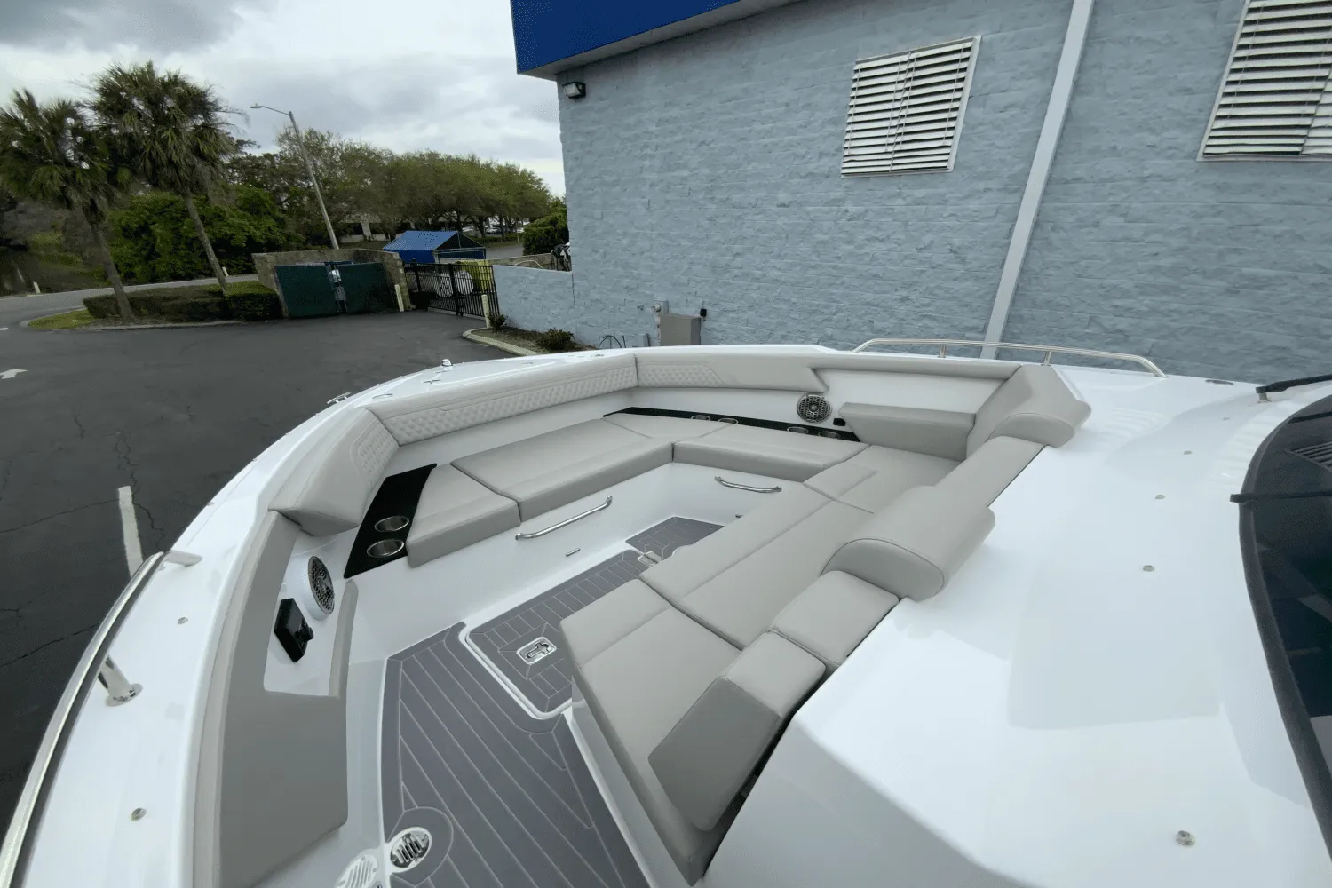 2024 Cruisers Yachts 34 GLS Outboard Image Thumbnail #30