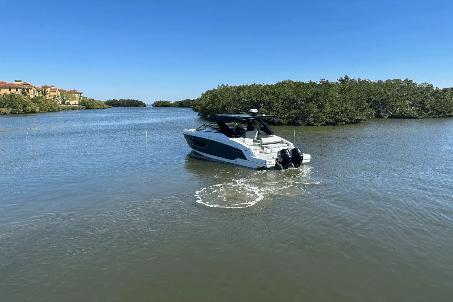 2024 Cruisers Yachts 34 GLS Outboard Image Thumbnail #6