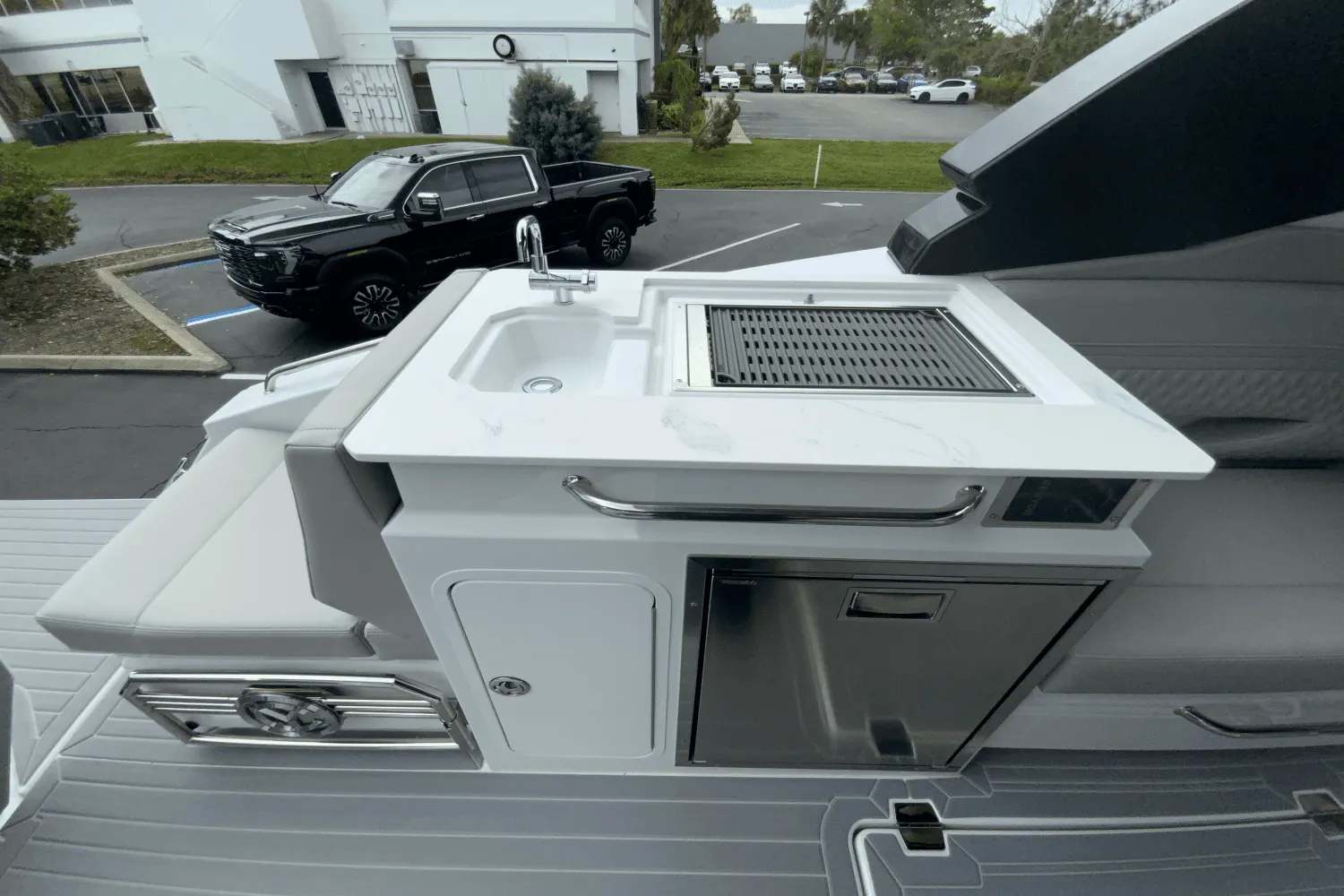 2024 Cruisers Yachts 34 GLS Outboard Image Thumbnail #16