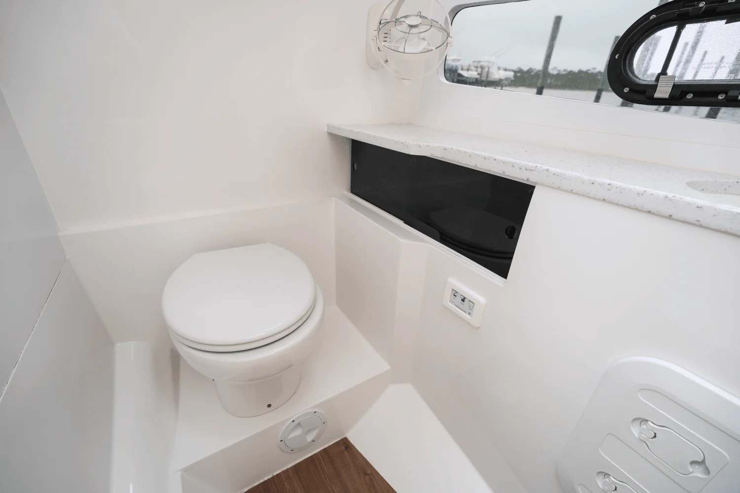 2020 Aquila 32 SPORT Image Thumbnail #17