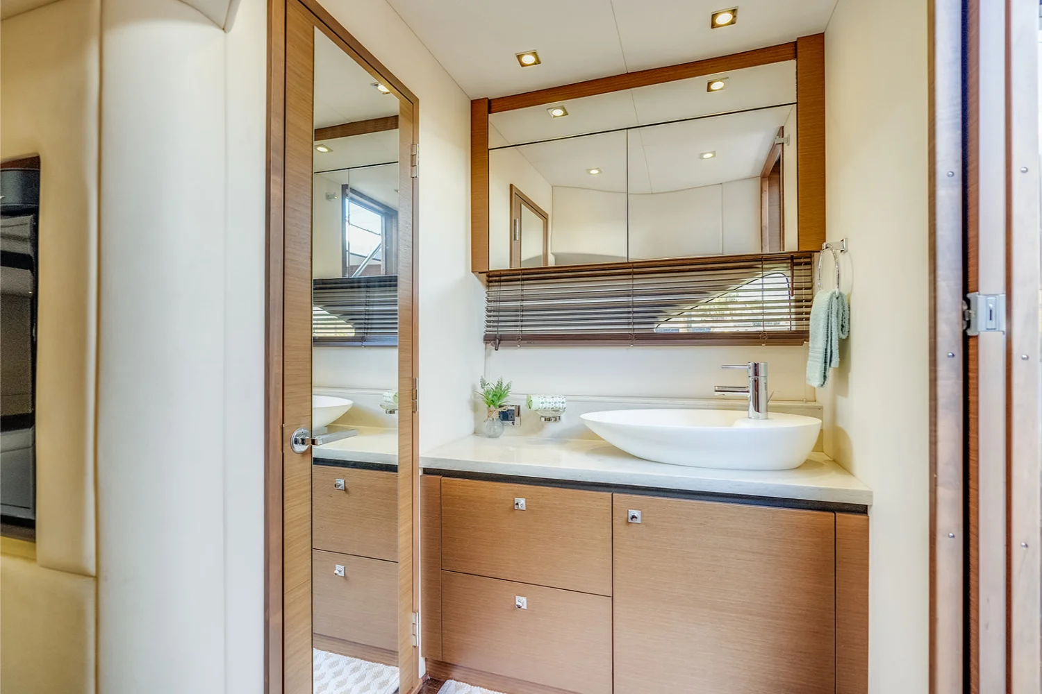 2013 Sea Ray 510 SUNDANCER Image Thumbnail #64